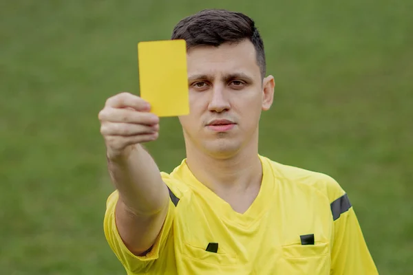 Árbitro Mostrando Cartão Vermelho Para Jogador Futebol Futebol Descontente Durante — Fotografia de Stock