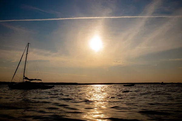 Vissersboot Bij Het Meer Bij Zonsondergang — Stockfoto