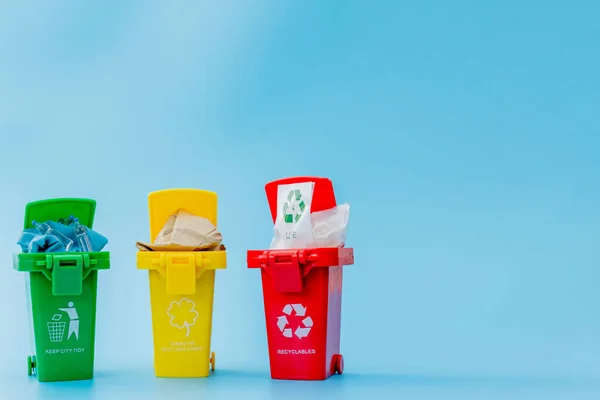 Sampah Daur Ulang Kuning Hijau Dan Merah Dengan Simbol Daur — Stok Foto