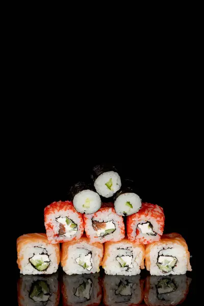 Philadelphia Rolka Lososem Sýrem Okurkou Černém Pozadí Odrazem Sushi Philadelphia — Stock fotografie