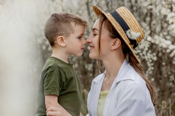 Feliz Madre Hijo Divirtiéndose Juntos Madre Gentilmente Abraza Hijo Fondo —  Fotos de Stock