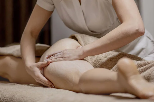 Masseur Gör Anticellulite Massage Ung Kvinna Spa Salong Begreppet Vård — Stockfoto