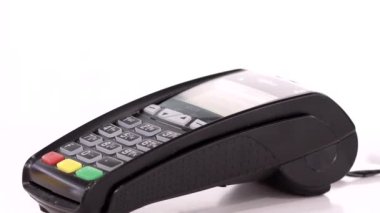 Fotokopi kartı okuyucuları için nakit parası olmayan bir kadın alıcının cep telefonu. Kadın, ulaşılamayan ödemeleri gerçekleştirmek için akıllı telefonu terminale uyguluyor. Kendine dikkat et. Ödeme yap. Karantina sırasında nakit ödeme