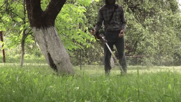 Werknemer Met Een Gasmaaier Zijn Handen Gras Maaiend Voor Het — Stockvideo