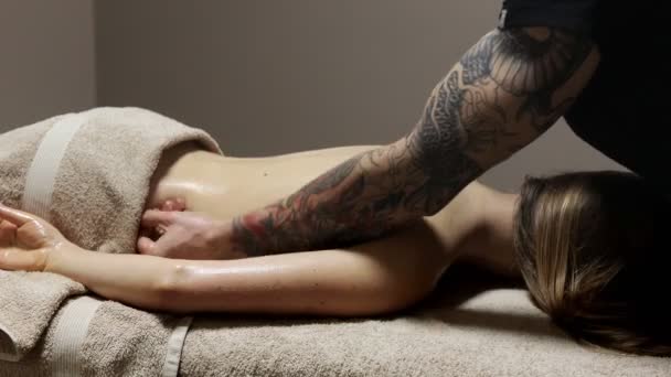 Cuidado Com Corpo Menina Fazendo Massagem Relaxando Salão Spa Close — Vídeo de Stock