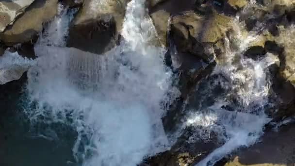 山溪和石头拉皮兹水流得很快 奥图姆瀑布 Yaremche市乌克兰喀尔巴阡山脉的Probiy河 — 图库视频影像