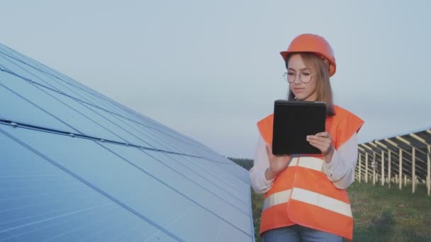 Inspector Ingeniero Mujer Sosteniendo Tablet Digital Trabajando Paneles Solares Granja — Vídeos de Stock