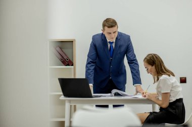 Kızgın patron genç çalışanına bağırıyor, stresli ve hayal kırıklığına uğramış: saldırgan patron ve mafya konsepti.