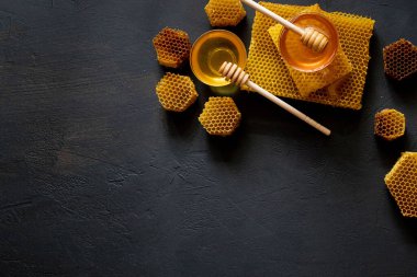 Ahşap bal kaşığından batırılan sağlıklı, kalın ballı, organik doğal malzemelerden üretilen arı ürünleri..