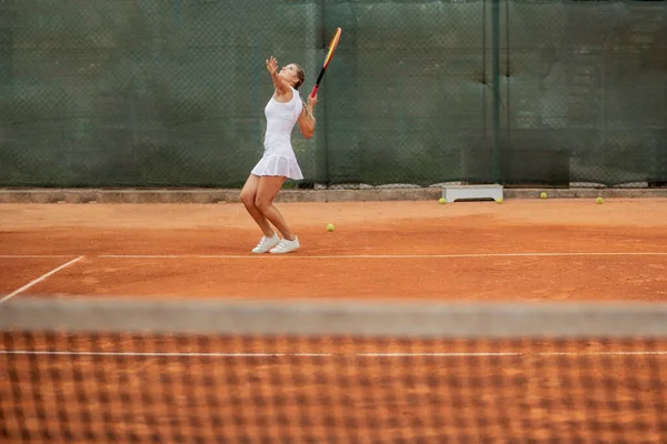 Profesjonell Tennisspiller Som Spiller Tennis Tennisbane Solskinnsdag – stockfoto