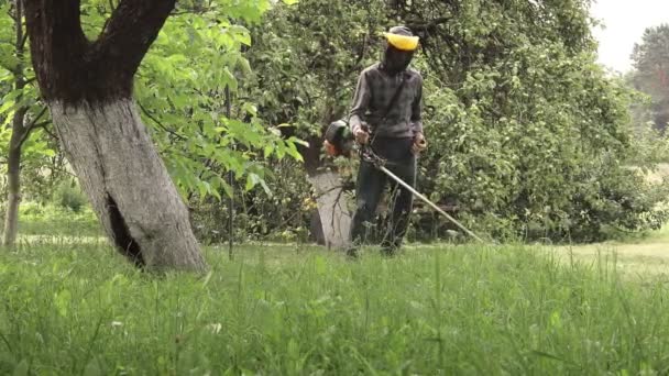 Lavoratore Con Una Falciatrice Mano Falciava Erba Davanti Alla Casa — Video Stock