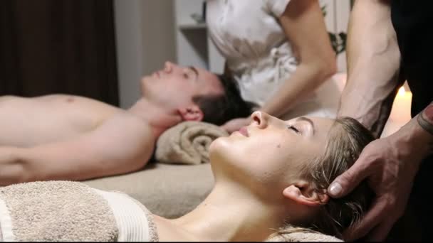 Mulher Bonita Relaxando Com Seu Parceiro Durante Massagem Tradicional Tailandesa — Vídeo de Stock