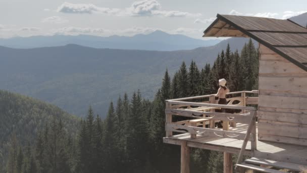 Mulher Sai Uma Cabana Madeira Com Vista Para Montanha — Vídeo de Stock