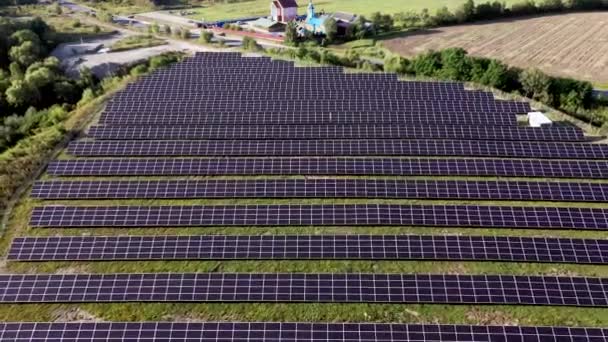 Antenn Utsikt Över Solkraftverk Antenn Ovanifrån Solar Farm Med Solljus — Stockvideo