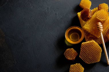 Siyah masasında bal peteği olan bal, üst manzara. Metin için boşluk.