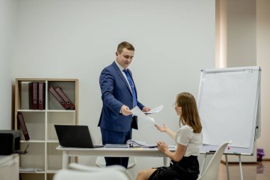 Ofiste çalışan müdür ve sekreter.