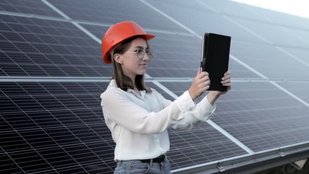 Schöne Junge Ingenieurin Steht Der Nähe Von Sonnenkollektoren Freien Green — Stockvideo