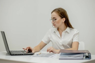 İş yerinde kendine güvenen genç bir ofis müdürünün yakın plan portresi, iş yapmaya hazır.