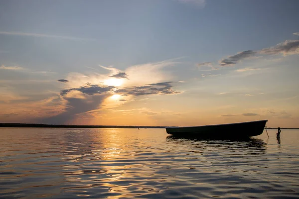 Vissersboot Bij Het Meer Bij Zonsondergang — Stockfoto