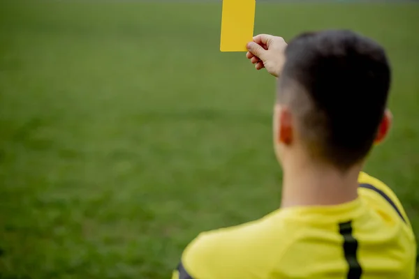 Árbitro Mostrando Una Tarjeta Roja Jugador Fútbol Fútbol Disgustado Mientras —  Fotos de Stock