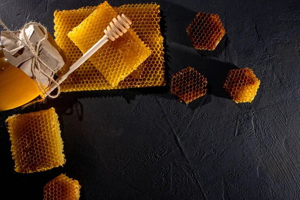Méz Egy Üvegben Egy Méhsejt Fekete Fából Készült Háttérrel Szabad — Stock Fotó