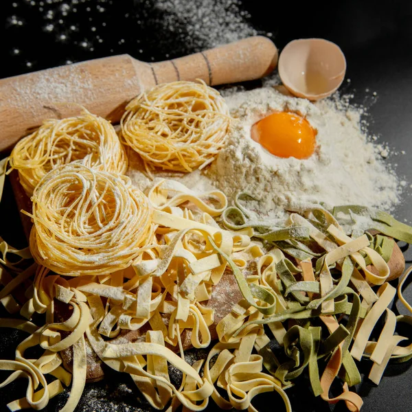 Freshly Cooked Pasta Lying Dark Surface Dusted Flour Italian Pasta — Stock Photo, Image