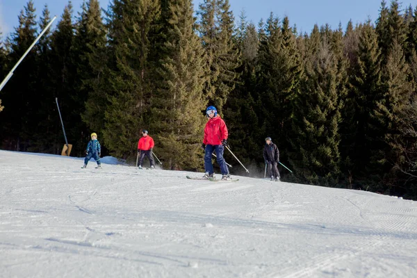 ウクライナのスキー場のスキー人と椅子リフト — ストック写真