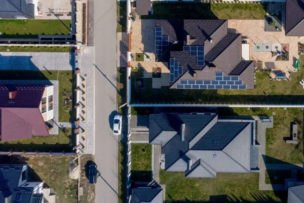 Nova casa com jardim e painéis solares no telhado — Fotografia de Stock
