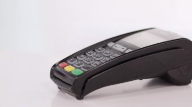 Ödeme cep telefonu ve NFC teknolojisiyle yapılıyor. Yüksek görünüm.