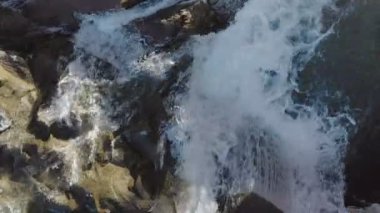 Mountain Creek ve Stone Rapidsw. Suyun hızlı akışı. Sonbaharda Şelale. Yaremche şehrindeki Ukrayna Karpatları 'nda Probiy Nehri.