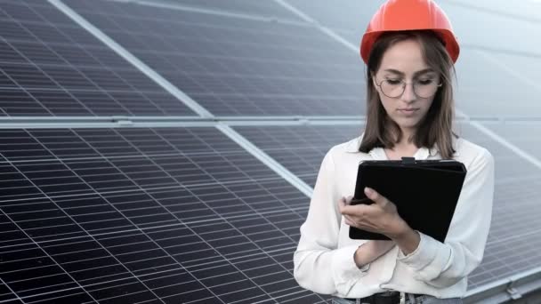 Gyönyörű fiatal mérnök áll közelében napelemek szabadban, Green Energy Concept — Stock videók