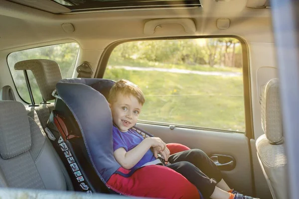 Νηπιαγωγείο Ετών Αγόρι Κάθεται Κάθισμα Αυτοκινήτου Ασφαλείας Και Κλαίει Κατά — Φωτογραφία Αρχείου