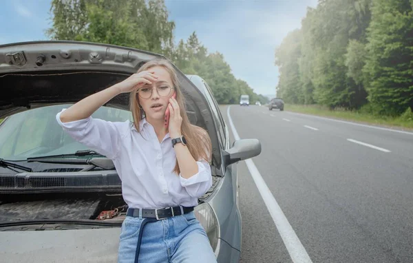 Молода Жінка Відкриває Капот Розбитого Автомобіля Має Проблеми Своїм Автомобілем — стокове фото