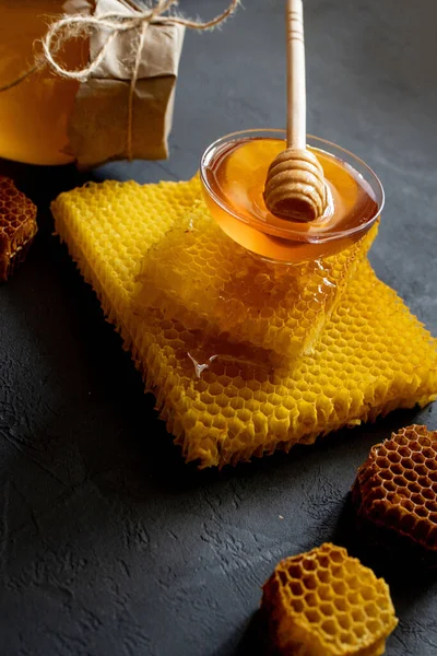 健康的な厚さの蜂蜜は 木製の蜂蜜スプーンから浸漬 有機天然成分の概念による蜂製品 — ストック写真