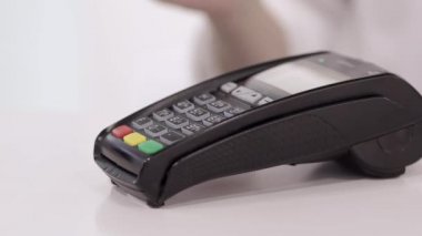 Ödeme cep telefonu ve NFC teknolojisiyle yapılıyor. Yüksek görünüm