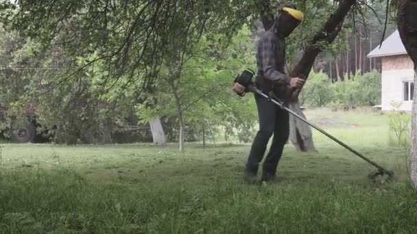 Arbetare Med Gasgräsklippare Händerna Klipper Gräs Framför Huset Trimmer Händerna — Stockvideo