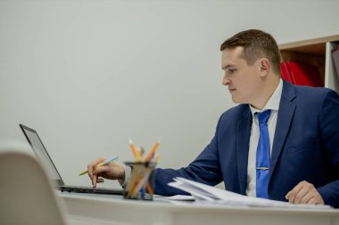 İşyerindeki avukat başarı tasması yönetici noter broker avukat şirket kavramı. Yoğunlaştırılmış yakışıklı, dalgın, zeki, emlakçı iş yerinde ağ defteri kullanarak işe alım yapıyor..