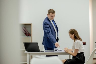 Kızgın patron genç çalışanına bağırıyor, stresli ve hayal kırıklığına uğramış: saldırgan patron ve mafya konsepti.