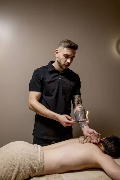 Koppmassage Ung Man Njuter Rygg Och Shouders Massage Spa Professionell — Stockfoto