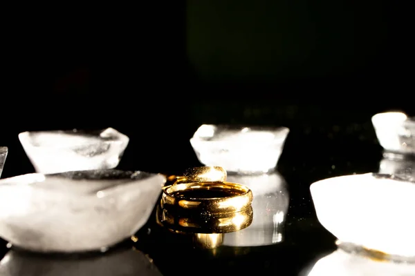 Dos Anillos Boda Dorados Sobre Fondo Negro — Foto de Stock