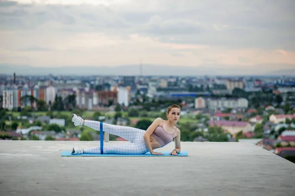 Young Attractive Woman Performing Bodyweight Fitness Training City Background Beautiful — Stock Photo, Image