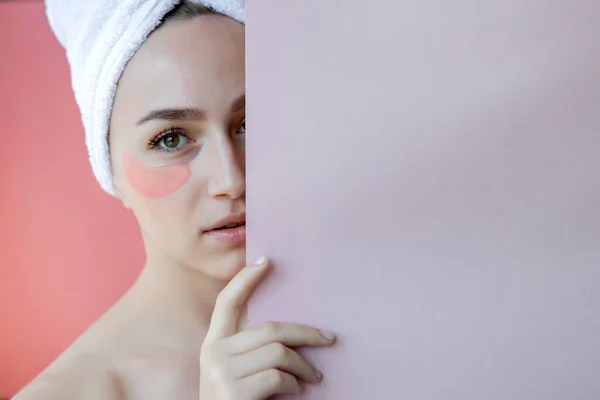 Portrait Beauty Woman Eye Patches Latar Belakang Merah Muda Wanita — Stok Foto