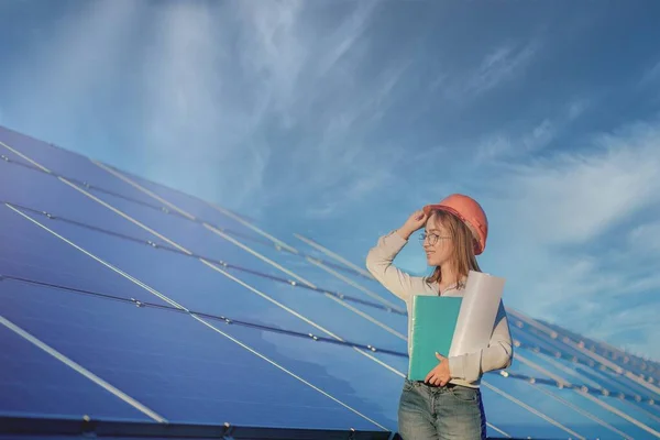 Бізнес Леді Працюють Над Перевіркою Обладнання Сонячній Електростанції Планшетним Контролем — стокове фото