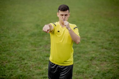 Hakem kuralları ihlal ettiğini belirtiyor. Spor anlayışı, kural ihlali, tartışmalı konular, engellerin aşılması