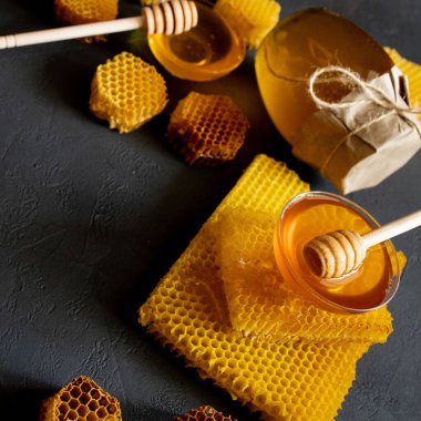 Ahşap bal kaşığından batırılan sağlıklı, kalın ballı, organik doğal malzemelerden üretilen arı ürünleri..
