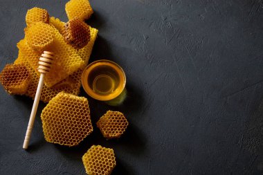 Üzerinde bal peteği olan bir kavanoz bal, en üstte. Metin için boşluk.