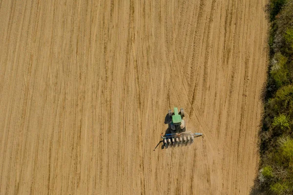 Vista Aérea Tractor Grande Cultivando Campo Seco Tractor Vista Aérea —  Fotos de Stock