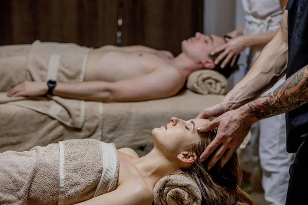 Vacker Ung Kvinna Koppla Med Sin Partner Traditionell Thailändsk Massage — Stockfoto