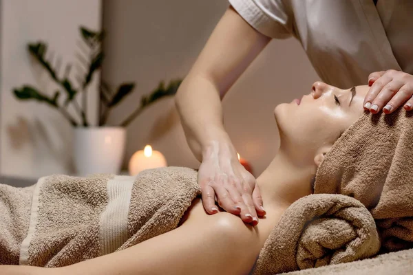 Avslappnande Massage Kvinna Som Tar Emot Huvudmassage Spa Salong Sidovy — Stockfoto