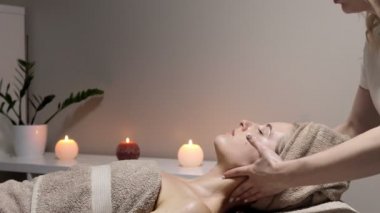 Rahatlatıcı masaj. Kadın spa salonunda baş masajı yaptırıyor..